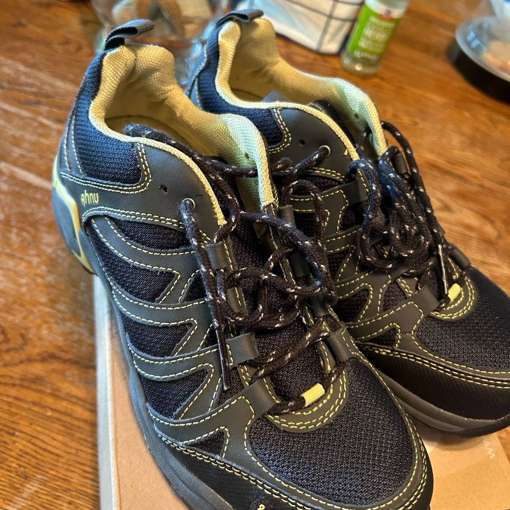Ahnu Black and Yellow Rockridge total Eclipse size 8.5